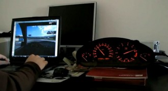 Изрод свързва истинско табло от BMW с игра