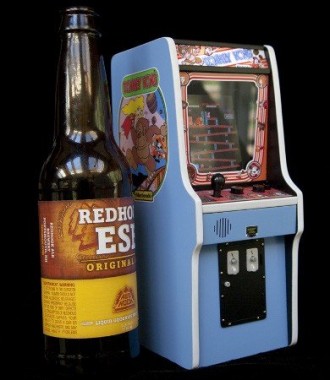 Най-малкият игрален автомат... е колкото бутилка бира!  