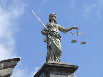 Има ли такова нещо като личностен морал или всичко опира до законите