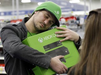 Microsoft сваля още цената на Xbox One