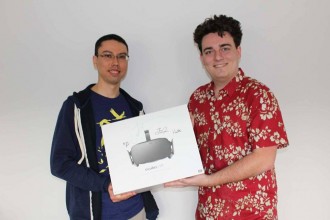 Създателят на Oculus Rift връчва лично първата бройка на джаджата
